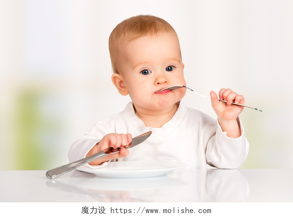 用刀叉吃食物的宝宝有趣的婴儿用刀叉吃的食物